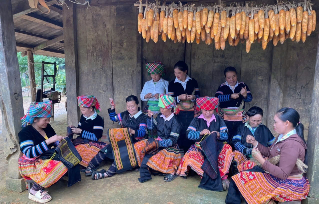 Thành viên Câu lạc bộ gìn giữ văn hóa, trang phục dân tộc Mông ở thôn Tà Đằng cùng nhau thêu những sản phẩm thổ cẩm truyền thống. txl1-4464.jpg