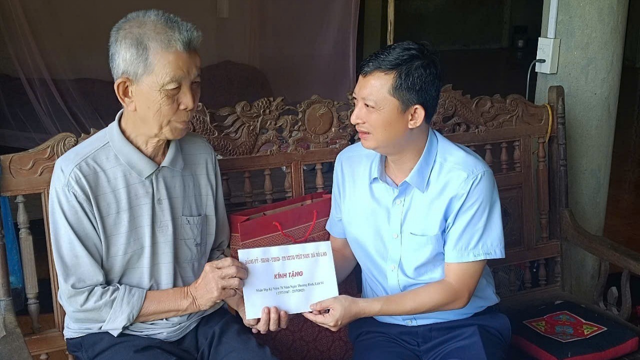 Bí thư Đảng ủy và Chủ tịch UBND xã Võ Lao tặng quà các gia đình chính sách tiêu biểu. 1000054474.jpg