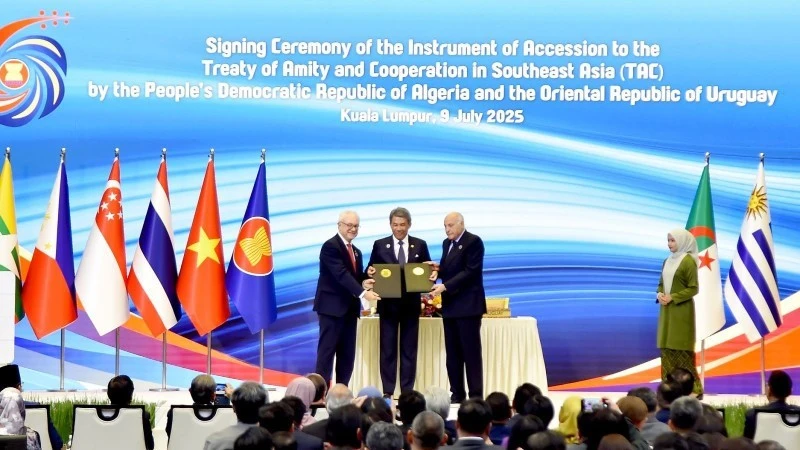 Lễ ký kết văn kiện tham gia Hiệp ước Thân thiện và Hợp tác ở Đông Nam Á (TAC).