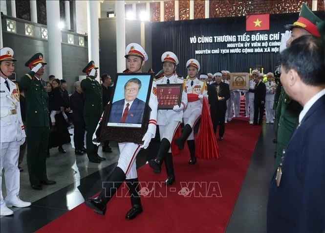 Nghi thức rước ảnh nguyên Chủ tịch nước Trần Đức Lương, bắt đầu lễ di quan.