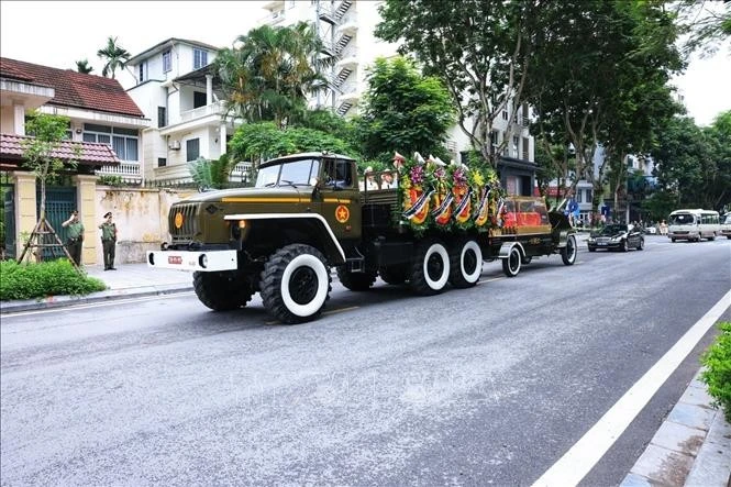 Đoàn xe đưa linh cữu nguyên Chủ tịch nước Trần Đức Lương trên đường phố Hà Nội.