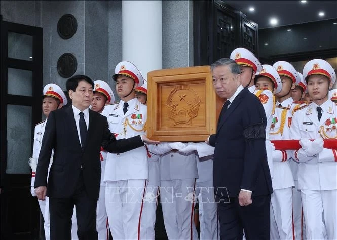 Các đồng chí lãnh đạo Đảng, Nhà nước chuyển linh cữu nguyên Chủ tịch nước Trần Đức Lương.