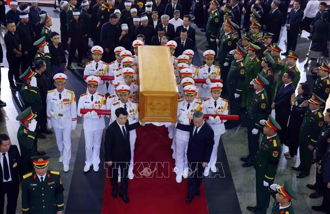 Các đồng chí lãnh đạo Đảng, Nhà nước chuyển linh cữu nguyên Chủ tịch nước Trần Đức Lương. Các đồng chí lãnh đạo Đảng, Nhà nước chuyển linh cữu nguyên Chủ tịch nước Trần Đức Lương.