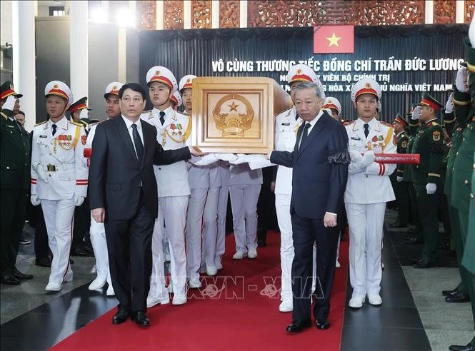 Các đồng chí lãnh đạo Đảng, Nhà nước chuyển linh cữu nguyên Chủ tịch nước Trần Đức Lương.