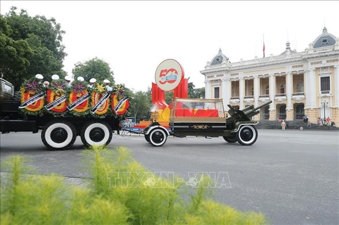 Đoàn xe chuyển linh cữu nguyên Chủ tịch nước Trần Đức Lương đi qua Quảng trường Cách mạng tháng Tám. Đoàn xe chuyển linh cữu nguyên Chủ tịch nước Trần Đức Lương đi qua Quảng trường Cách mạng tháng Tám.