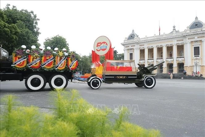 Đoàn xe chuyển linh cữu nguyên Chủ tịch nước Trần Đức Lương đi qua Quảng trường Cách mạng tháng Tám.