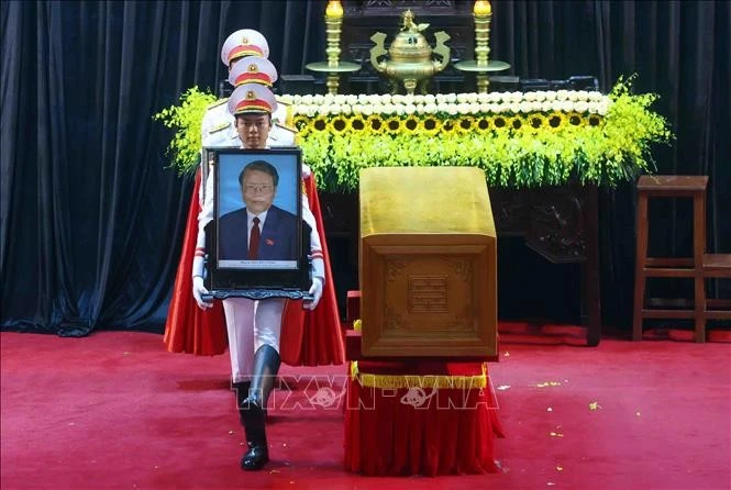 Nghi thức rước ảnh nguyên Chủ tịch nước Trần Đức Lương, bắt đầu lễ di quan.