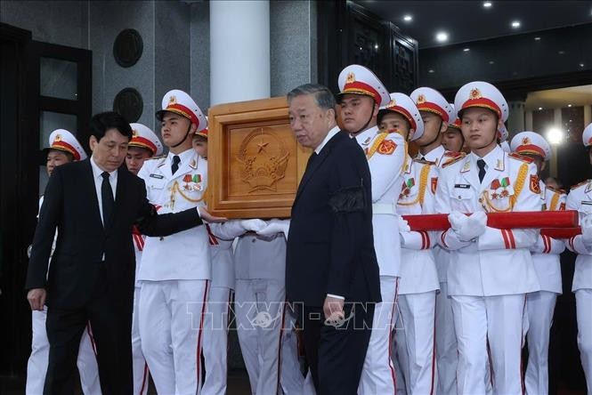 Tổng Bí thư Tô Lâm, Chủ tịch nước Lương Cường chuyển linh cữu nguyên Chủ tịch nước Trần Đức Lương. Tổng Bí thư Tô Lâm, Chủ tịch nước Lương Cường chuyển linh cữu nguyên Chủ tịch nước Trần Đức Lương.