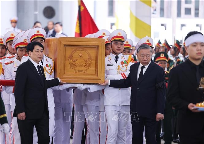 Các đồng chí lãnh đạo Đảng, Nhà nước chuyển linh cữu nguyên Chủ tịch nước Trần Đức Lương. Các đồng chí lãnh đạo Đảng, Nhà nước chuyển linh cữu nguyên Chủ tịch nước Trần Đức Lương.