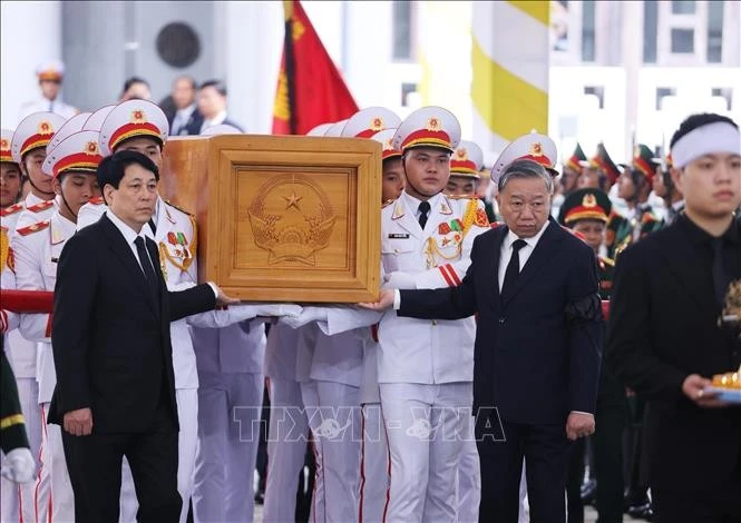 Các đồng chí lãnh đạo Đảng, Nhà nước chuyển linh cữu nguyên Chủ tịch nước Trần Đức Lương.