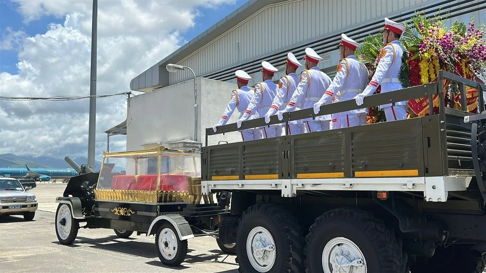 Linh cữu nguyên Chủ tịch nước rời sân bay Chu Lai.