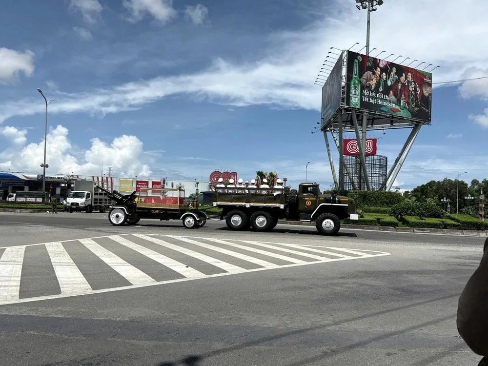 12 giờ 56, linh xa chở linh cữu nguyên Chủ tịch nước Trần Đức Lương đã di chuyển qua địa phận TP Quảng Ngãi.