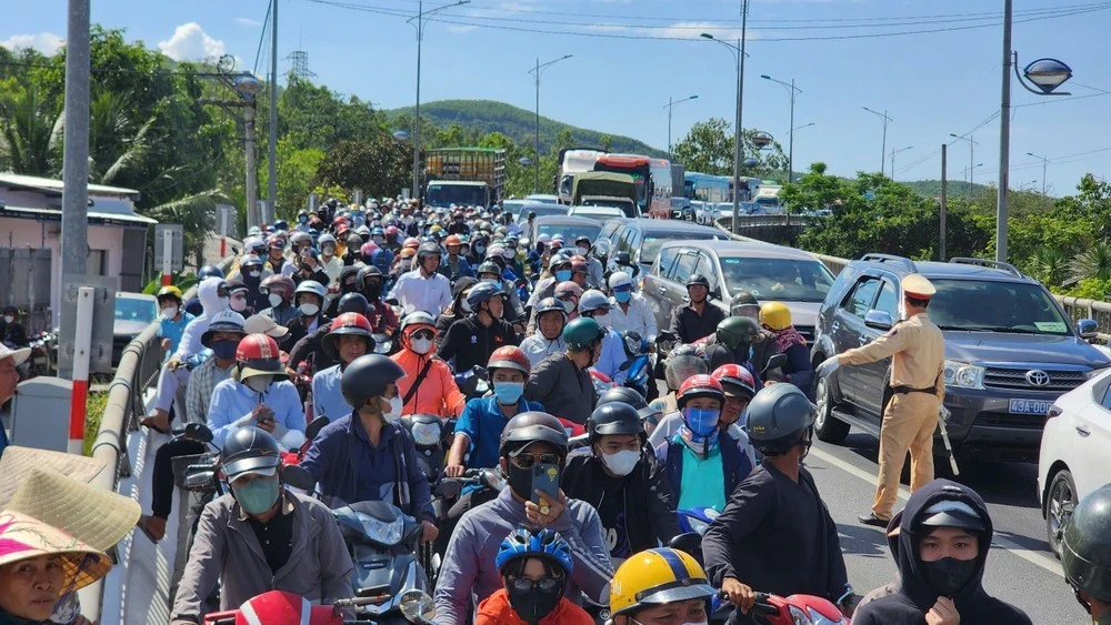Người dân đến đưa tiễn đưa nguyên Chủ tịch nước Trần Đức Lương về nơi an nghỉ cuối cùng ngày một đông.