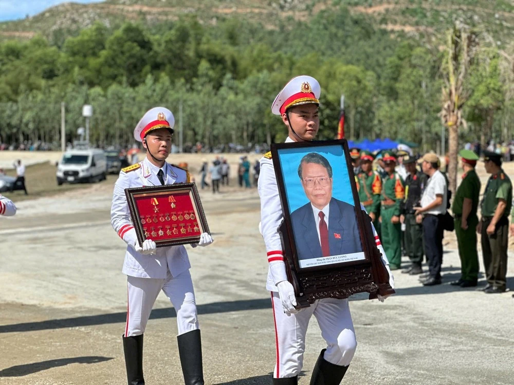Di ảnh và các huân, huy chương, các phần thưởng cao quý của nguyên Chủ tịch nước Trần Đức Lương được chuyển vào khu vực an táng.