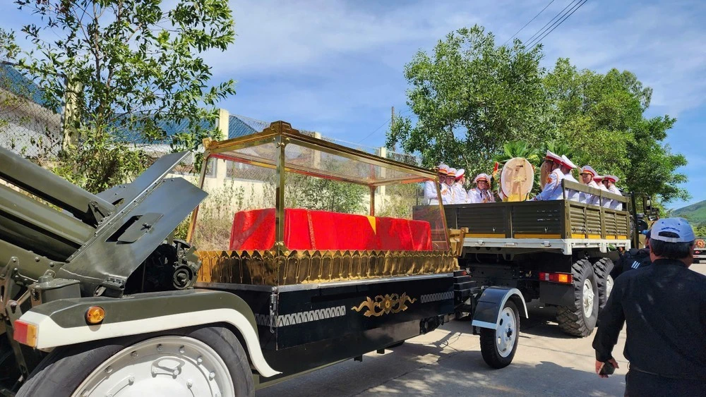 Đoàn xe đưa linh cữu nguyên Chủ tịch nước Trần Đức Lương về nghĩa trang quê nhà ở thôn Diên Trường, xã Phổ Khánh, thị xã Đức Phổ, tỉnh Quảng Ngãi.