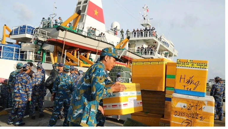 Vận chuyển nhu yếu phẩm từ tàu lên đảo.