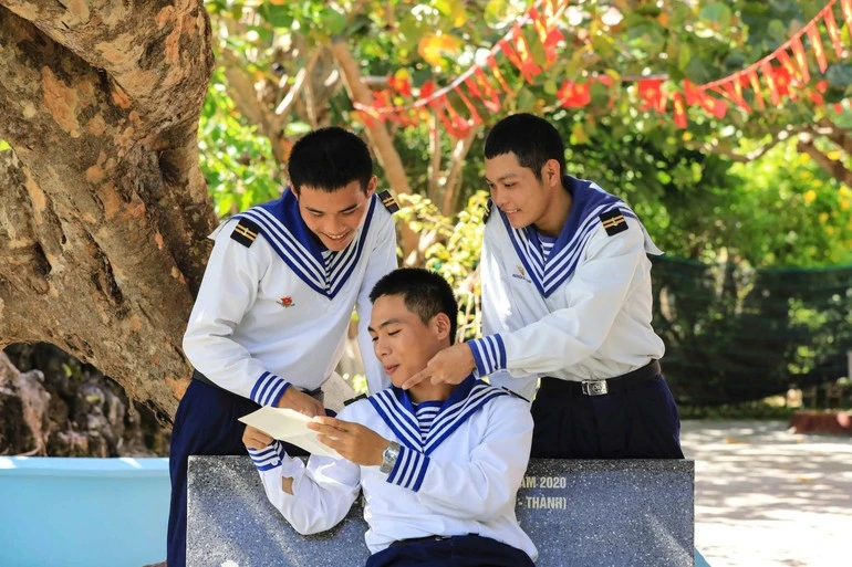 Chiến sĩ đảo Trường Sa đọc thư từ đất liền.