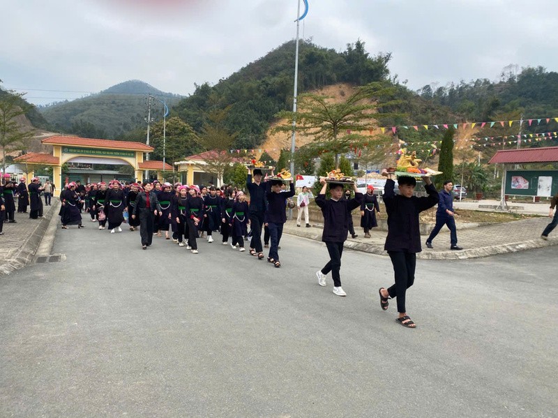 Học sinh dân tộc xã Bảo Thắng tổ chức phục dựng lễ hội đầu xuân.