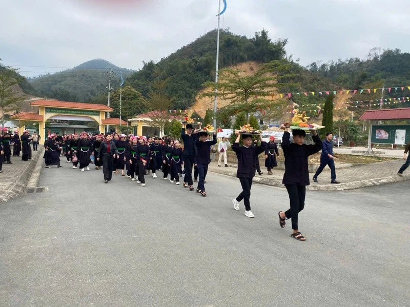 Học sinh dân tộc xã Bảo Thắng tổ chức phục dựng lễ hội đầu xuân.