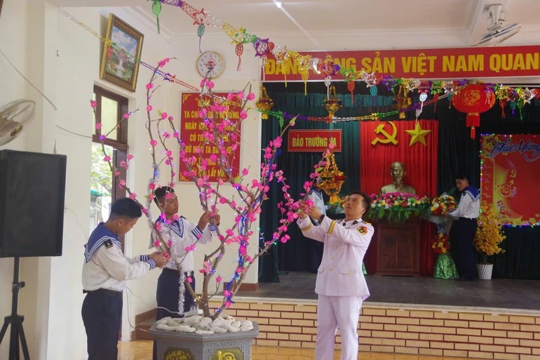 Trang trí Tết trên đảo.