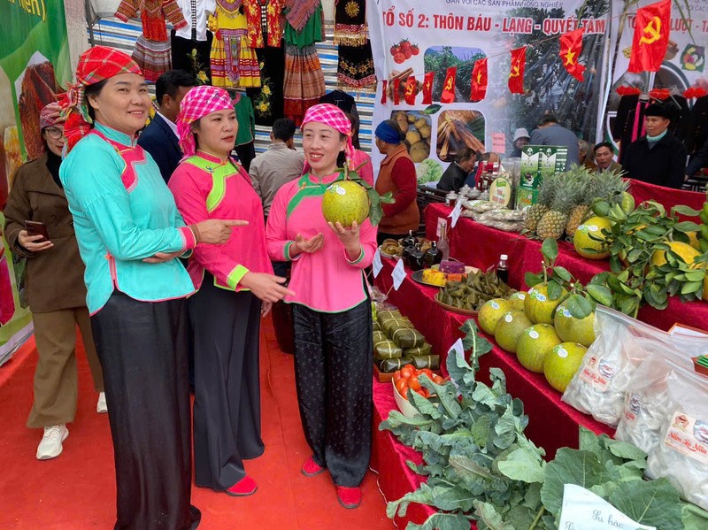 Bà con xã Bảo Thắng tham gia lễ hội xuân đầu năm.