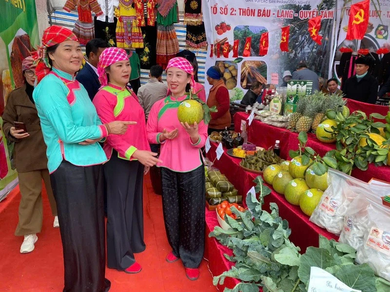 Bà con xã Bảo Thắng tham gia lễ hội xuân đầu năm.