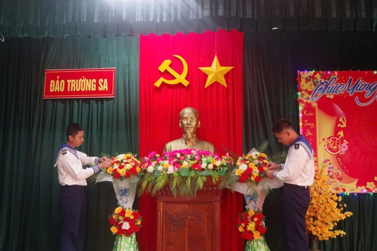 Trang trí Tết trên đảo.