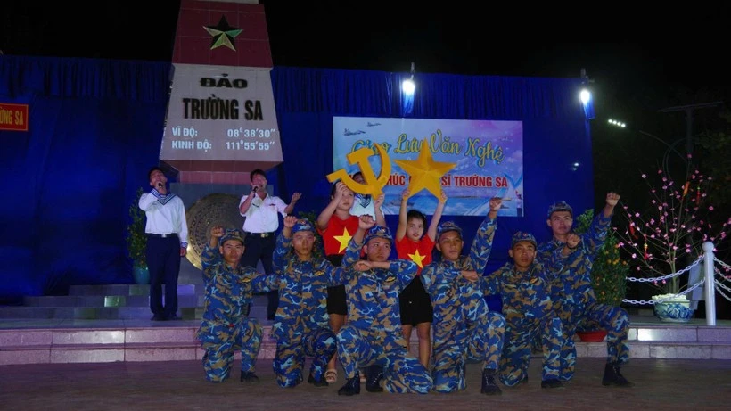 Giao lưu văn nghệ.