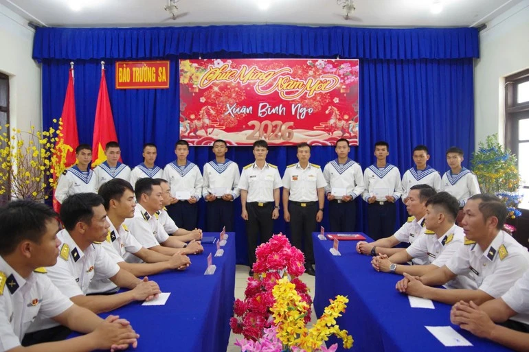 Đảo Trường Sa tặng quà cho các đối tượng chính sách dịp Tết.