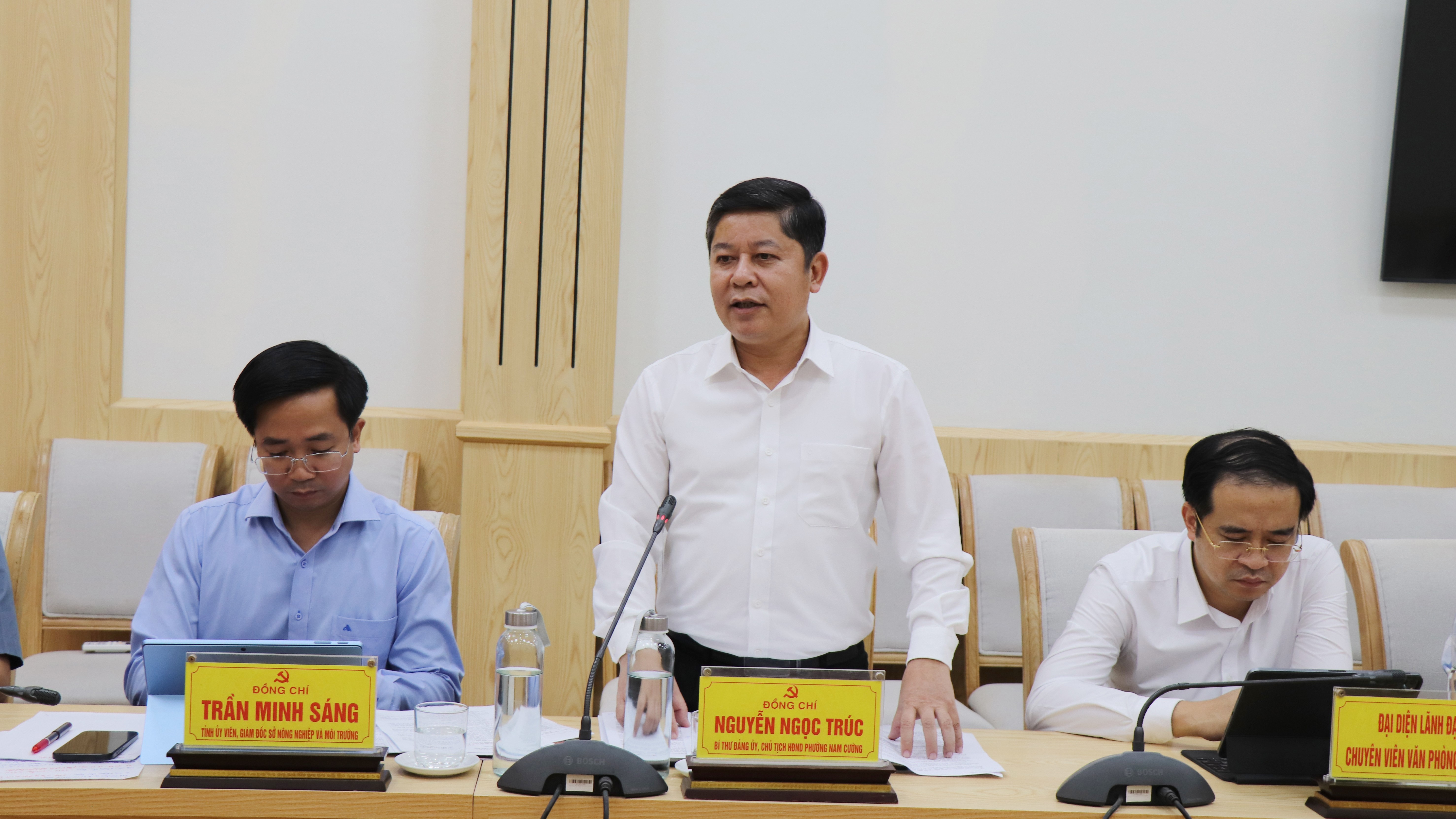 Lãnh đạo hai phường Yên Bái và Nam Cường báo cáo tại buổi làm việc anh-10.jpg