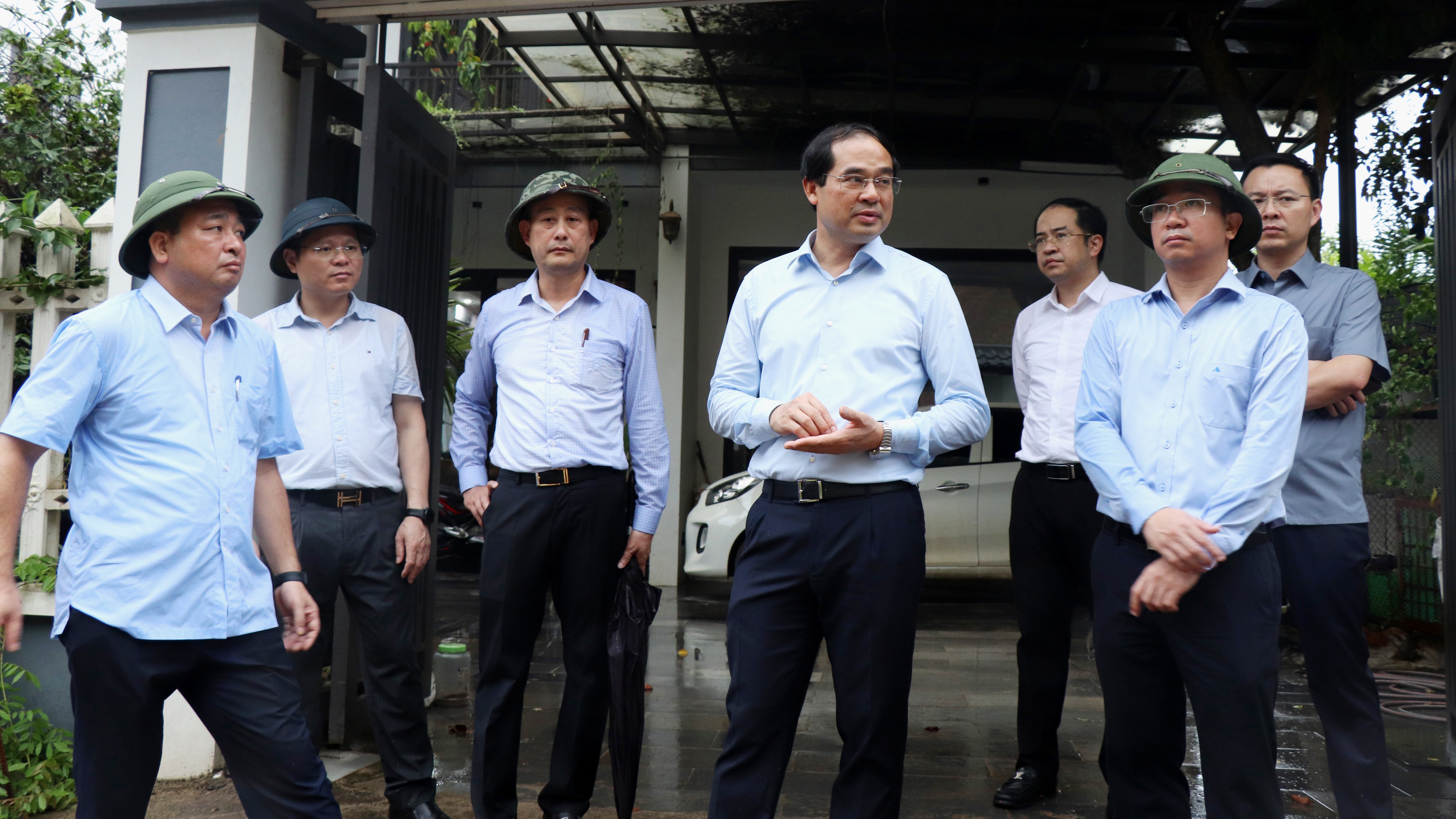 Đồng chí Bí thư Tỉnh ủy Trịnh Xuân Trường và đoàn công tác đã đi kiểm tra thực tế tại nhiều điểm có nguy cơ cao xảy ra sạt lở, ngập lụt trên địa bàn phường Yên Bái. anh-1.jpg