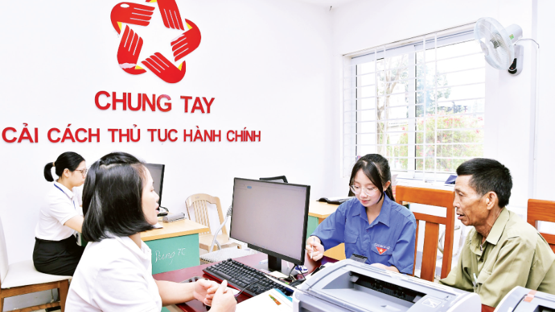 Đoàn viên, thanh niên tình nguyện các địa phương hỗ trợ người dân tại Trung tâm Phục vụ hành chính công xã Bát Xát (Lào Cai). Đoàn viên, thanh niên tình nguyện các địa phương hỗ trợ người dân tại Trung tâm Phục vụ hành chính công xã Bát Xát (Lào Cai).