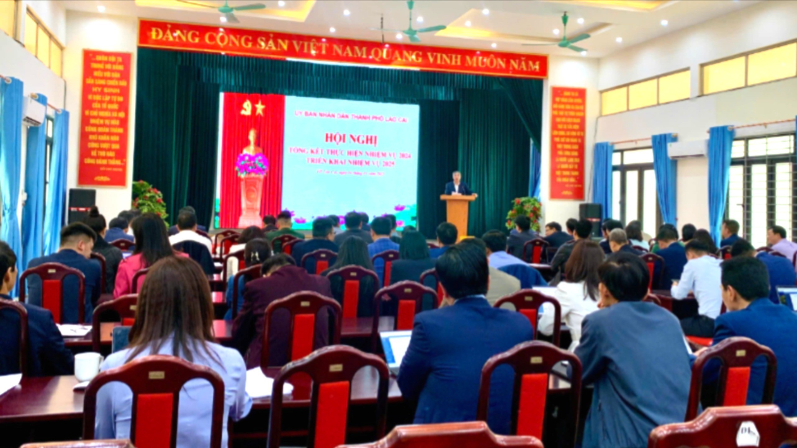 Quang cảnh hội nghị. z6197344204032-c3ade4a7f359146ab773f9c669410829-3357-8331.jpg