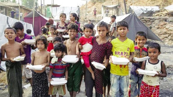 Trẻ em nhận thức ăn từ các tổ chức phi chính phủ và tổ chức xã hội sau vụ hỏa hoạn tại một trại tị nạn ở Ukhia, Cox’s Bazar, Bangladesh ngày 24/3/2021.