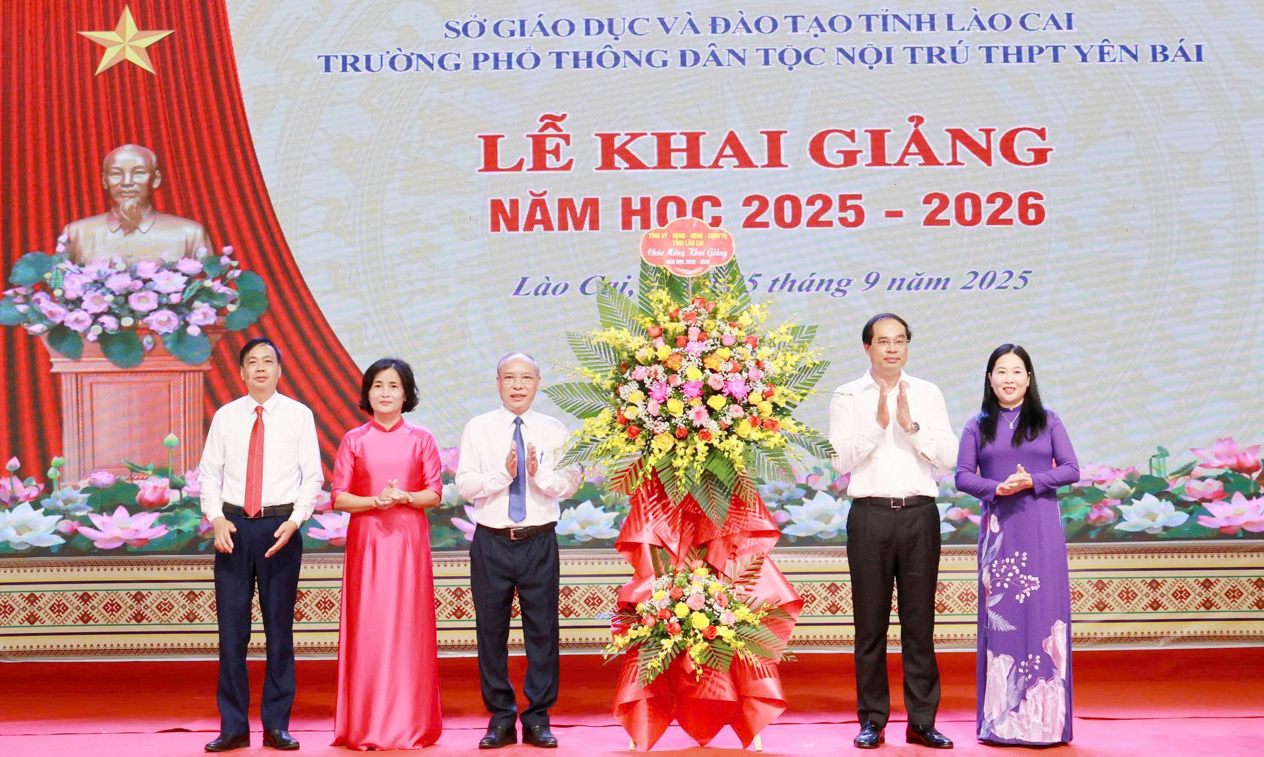 Các đồng chí lãnh đạo tỉnh tặng hoa chúc mừng nhà trường. 11111.jpg