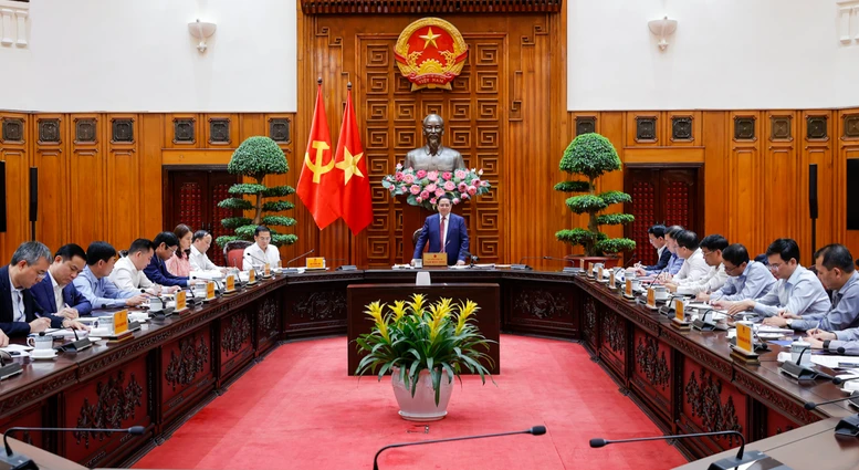 Thủ tướng Chính phủ Phạm Minh Chính làm việc với Tổ công tác về an ninh năng lượng.