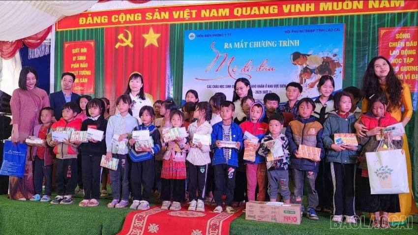 Trao quà, hỗ trợ kinh phí cho các cháu nhỏ xã Y Tý tham gia chương trình "Mẹ đỡ đầu". baolaocai-tl-z5572739920394-96f2aab78a57518f0343a44d439791aa.jpg