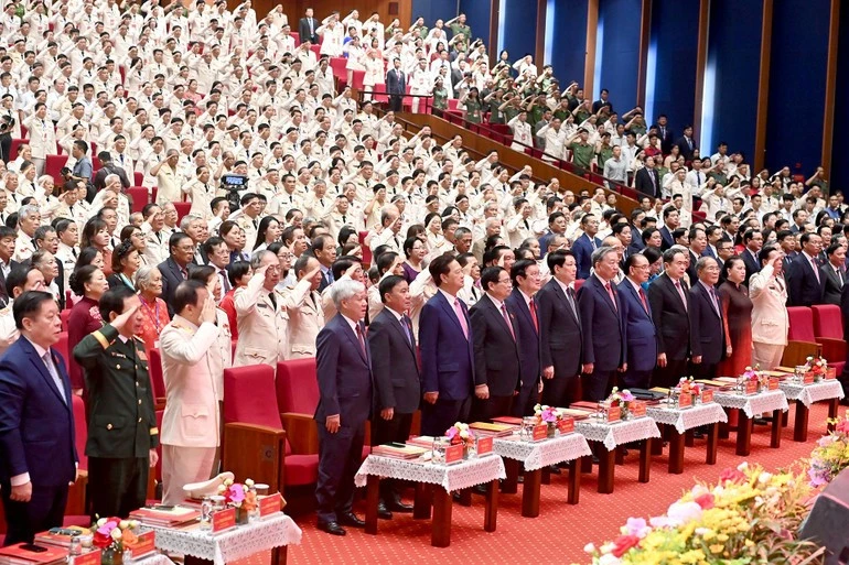 Tổng Bí thư Tô Lâm và các đồng chí lãnh đạo, nguyên lãnh đạo Đảng, Nhà nước thực hiện nghi thức chào cờ.