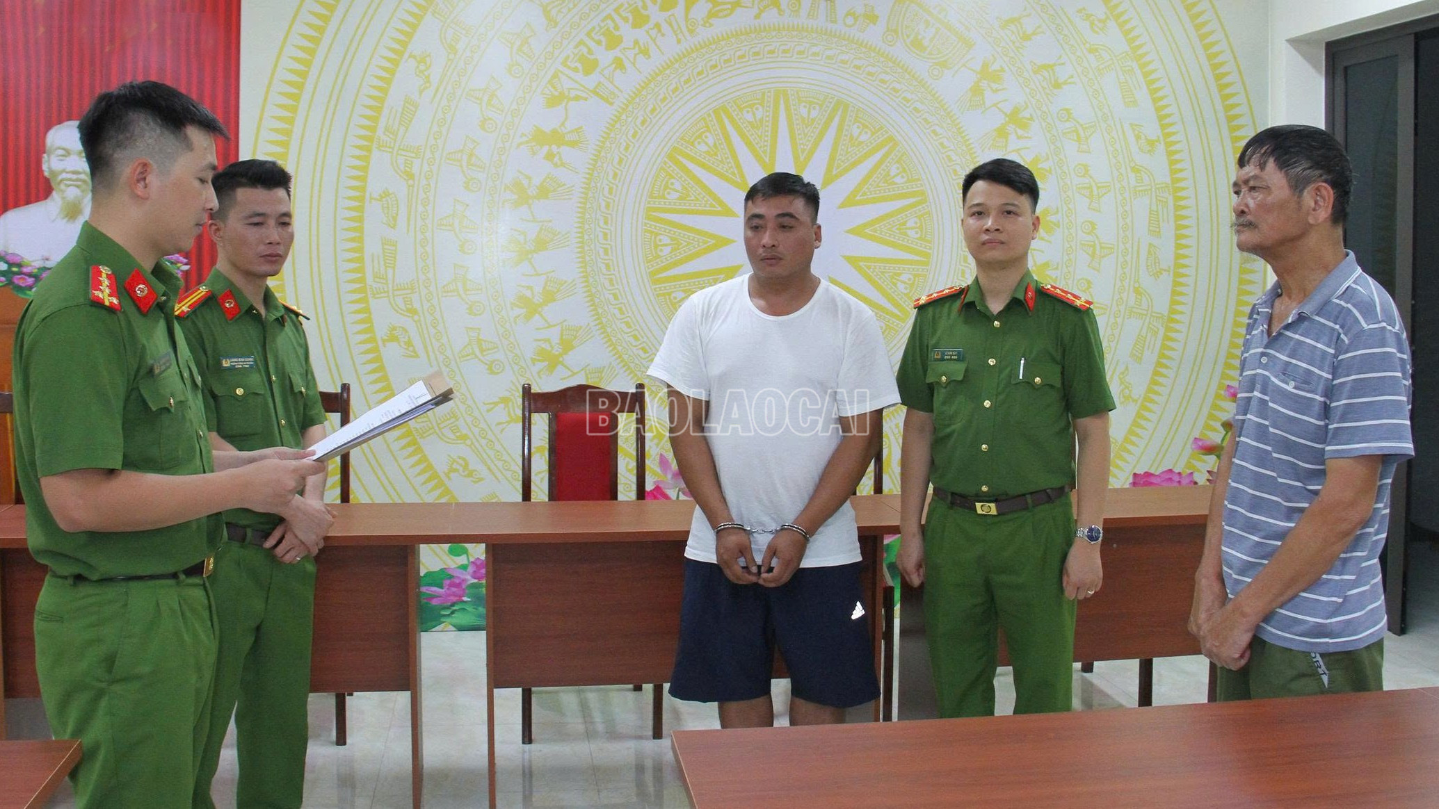 Quàng Xuân Hùng tại Cơ quan Cảnh sát điều tra. baolaocai-c_anh-2.jpg