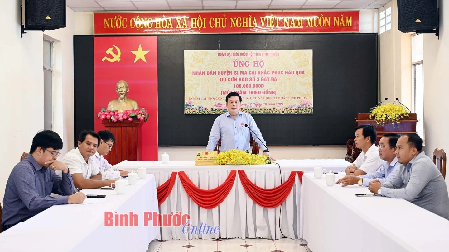 Tỉnh ủy viên, Giám đốc Sở Công Thương Vũ Ngọc Long, đại biểu Quốc hội tỉnh chia sẻ với những thiệt hại mà người dân huyện Si Ma Cai phải gánh chịu do hoàn lưu bão số 3 gây ra.