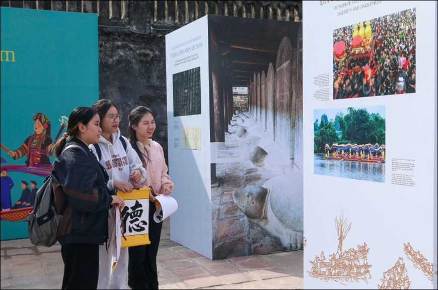 Du khách tham quan Trưng bày “Di sản văn hóa Việt Nam - Sức sống từ truyền thống đến hiện đại”.