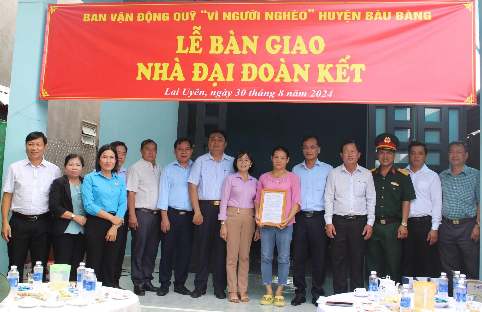 Ban vận động Quỹ “Vì người nghèo” huyện Bàu Bàng tổ chức bàn giao nhà “Đại đoàn kết” cho gia đình chị Nguyễn Thị Hồng Phương, thị trấn Lai Uyên.