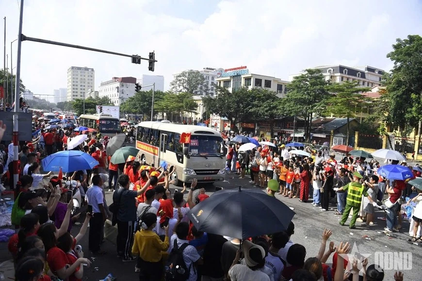 Đông đảo nhân dân cổ vũ, động viên lực lượng vũ trang diễu binh, diễu hành tại Lễ kỷ niệm 80 năm Cách mạng Tháng Tám thành công và Quốc khánh 2/9.