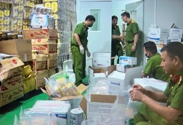 Lực lượng Công an khám xét, thu giữ tài liệu phục vụ điều tra các vụ án tham nhũng, tiêu cực.