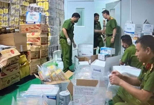 Lực lượng Công an khám xét, thu giữ tài liệu phục vụ điều tra các vụ án tham nhũng, tiêu cực.