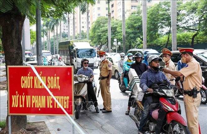 Tổ công tác thuộc đội CSGT số 6 kiểm tra nồng độ cồn với người tham gia giao thông tại tuyến đường Lê Đức Thọ, Hà Nội.