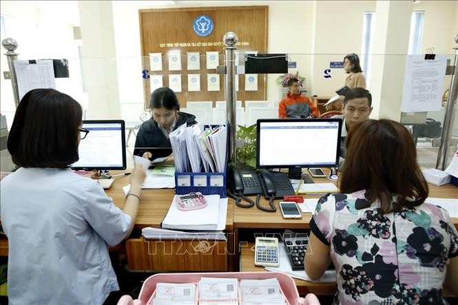 Giải quyết thủ tục hành chính tại BHXH địa phương. Ảnh: TTXVN Giải quyết thủ tục hành chính tại BHXH địa phương. Ảnh: TTXVN