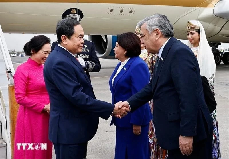 Lễ đón Chủ tịch Quốc hội Trần Thanh Mẫn và Phu nhân tại Sân bay quốc tế Islam Karimov Tashkent.