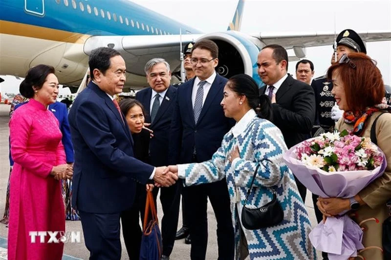 Lễ đón Chủ tịch Quốc hội Trần Thanh Mẫn và Phu nhân tại Sân bay quốc tế Islam Karimov Tashkent.