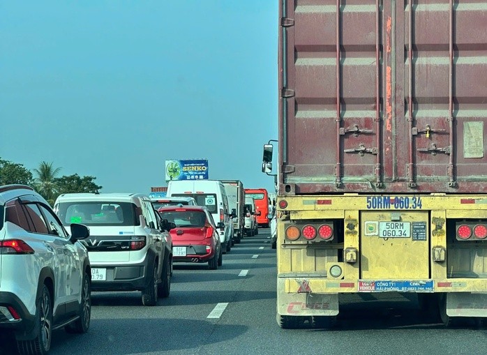 Ùn tắc giao thông trên cao tốc TP HCM - Trung Lương.